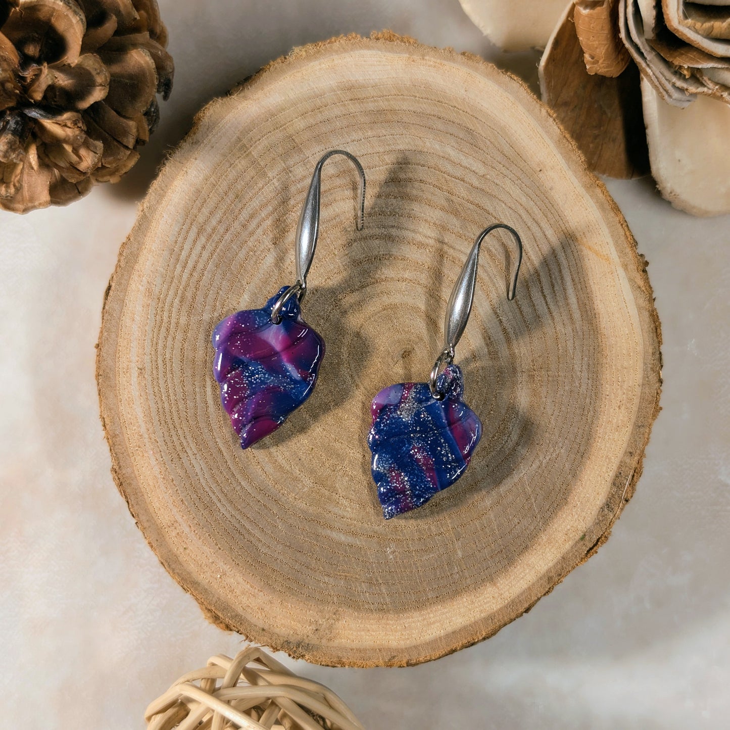 Boucles d’oreilles - Boules de Noël - Bleu Marine et violet pailleté