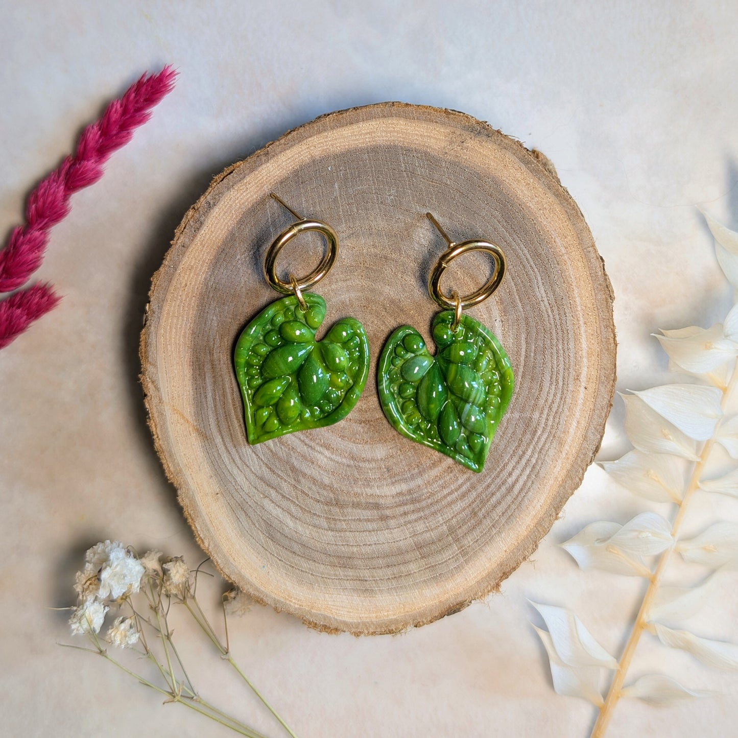 Boucles d'oreilles - Feuilles Vertes avec Anneau Doré - Bloom Atelier
